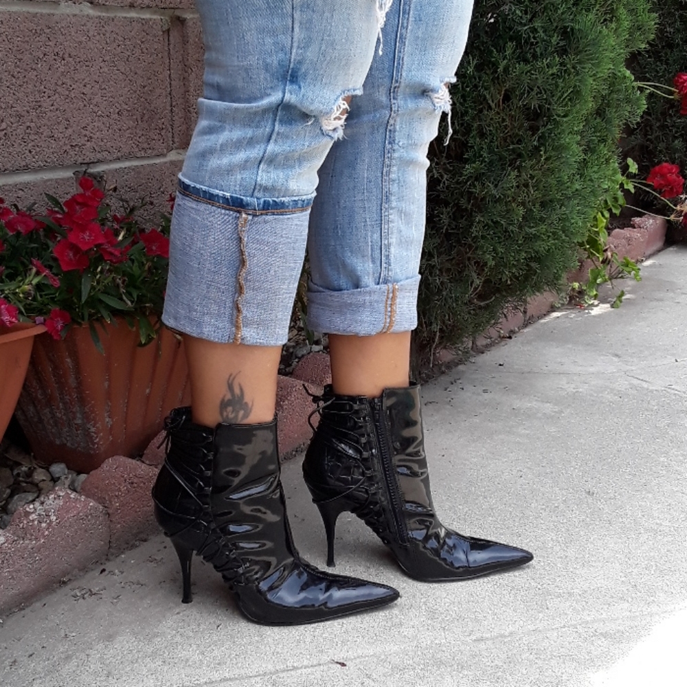 Sz 6.5 bootie by Carlos Santana